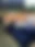 Blick auf eine mit dunkelblauen Tüchern bedeckte Sitzbank und einen Stehtisch